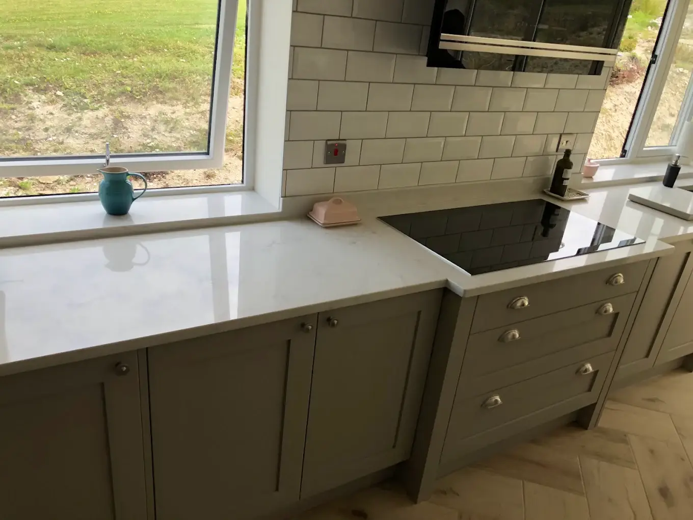Modern Kitchen Quartz Worktops Grey Cabinets